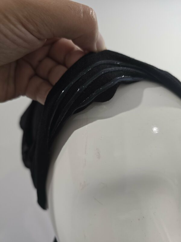 Bonnet antidérapant à nouer noir – Image 2