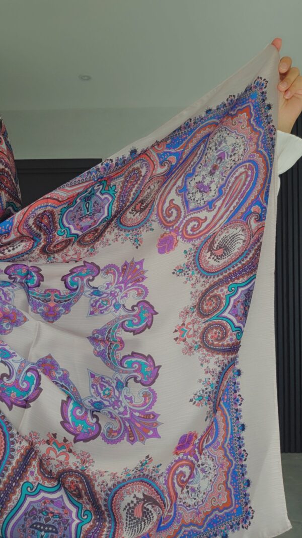 Hijab à motifs satinée - 140 – Image 2